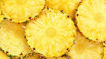 Entenda quais benefícios essa fruta pode te proporcionar! - Pineapple Studio / iStock