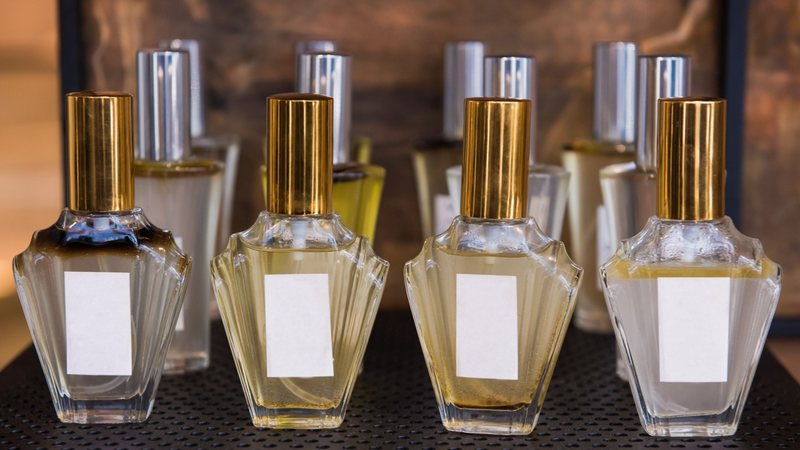 Descubra as formas de verificar se o seu perfume Carolina Herrera é original. - AGCreativeLab / istock