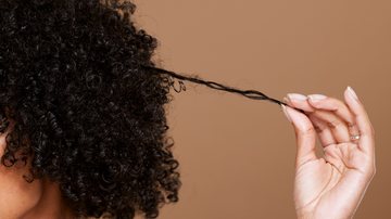Todas as informações sobre cabelo orgânico cacheado que você precisa conhecer. - PeopleImages / istock