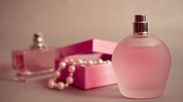 Saiba tudo sobre o perfume Jimmy Choo, a fragrância de luxo. - daisy_flowers / iStock