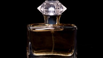 Entenda quais os possíveis riscos de você usar perfume vencido. - chrisbrignell / iStock