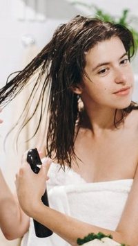 5 produtos de cabelo que diminuem o frizz e têm ação hidratante