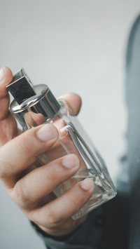 5 perfumes masculinos que exalam muito e conquistam qualquer mulher
