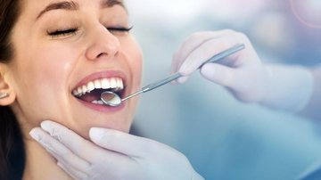 De acordo com o especialista, não é possível eliminar o tártaro através do uso de pastas de dente ou de enxaguante bucal.