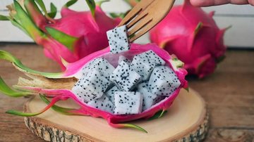 A pitaya, também conhecida como fruta do dragão, além de belíssima, é repleta de benefícios para a saúde! - (Imagem: Pada smith/iStock)