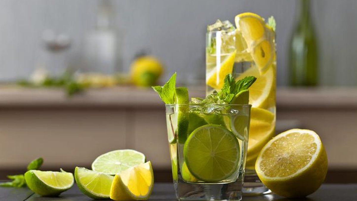 Água com limão em jejum: descubra 7 benefícios deste hábito