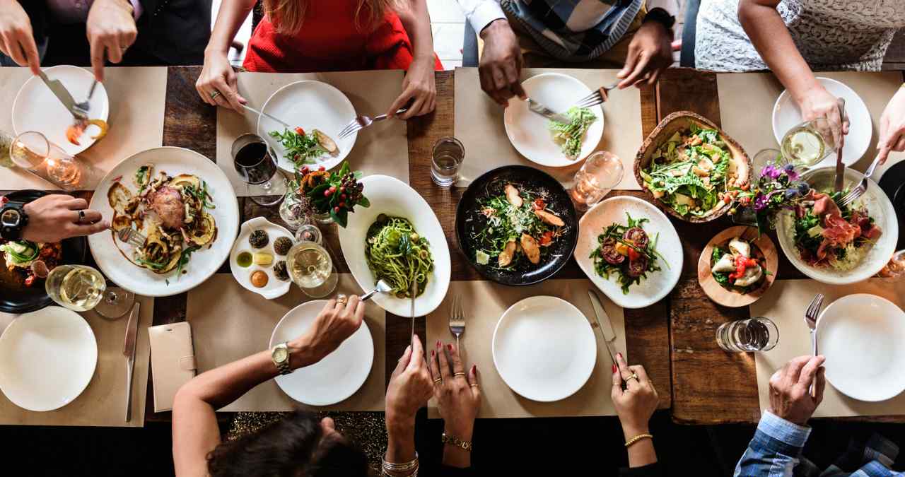 mesa repleta de alimentos saudáveis