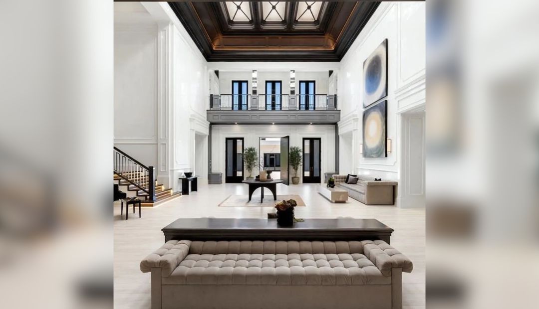 A nova mansão de Ben Affleck e J-Lo conta com um amplo Hall.