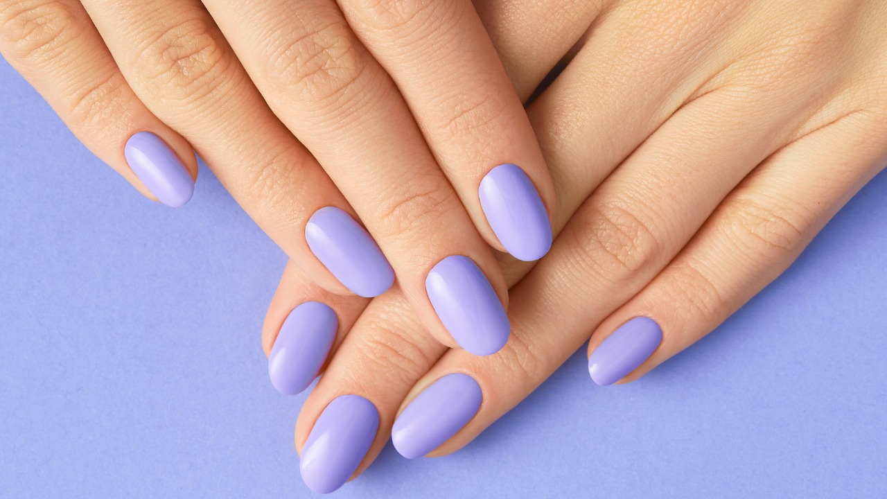 O lilás é uma cor discreta, mas que se destaca na pele morena.