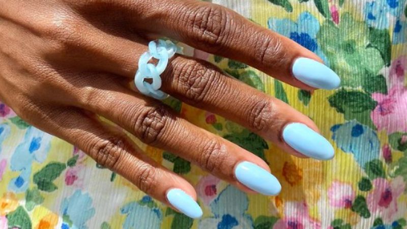 Independente do tom de pele, as blueberry milk nails são um charme!