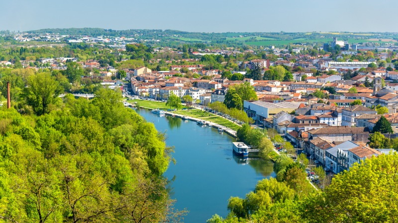 Rio Charente e centro histórico de Angoulême, na França.