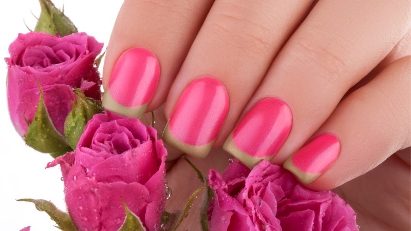 Além do rosa total, existem detalhes capazes de deixar suas unhas ainda mais lindas.