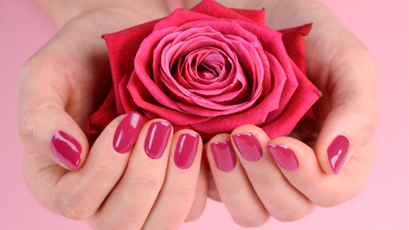 As unhas rosas são poderosas e carregam muito feminlidade.