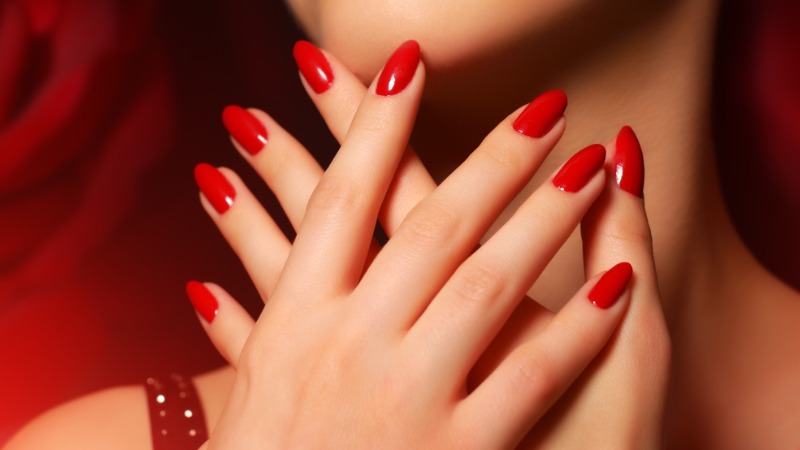 As unhas decoradas vermelhas simples são um clássico.