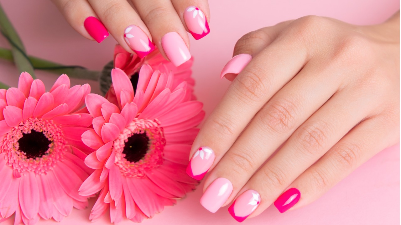 unhas rosa com nail art floral