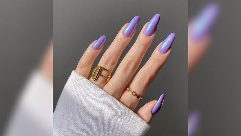 As unhas metálicas são uma tendência de 2023 que ficam lindas com esmalte roxo.