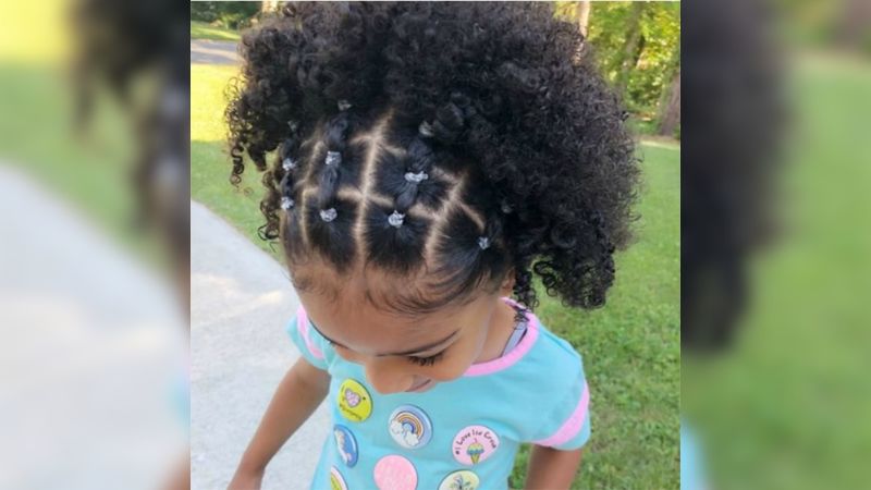 Penteados para cabelos encaracolados em crianças são perfeitos, ainda mais com o uso da criatividade.