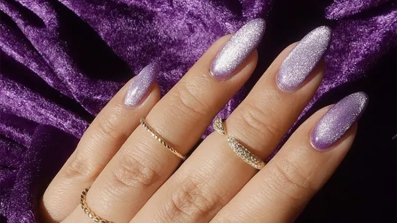 Velvet nails têm conquistado adeptos por todo mundo e com o roxo, esse design de unha fica mais bonito!