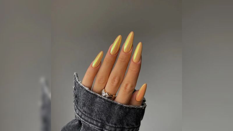 As unhas metálicas são uma das principais tendências de 2023, e quando misturadas com o amarelo, ficam lindíssimas!