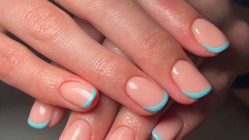 A francesinha é um clássico e com as extremidades em azul claro essa nail art tradicional consegue ficar ainda mais bonita.