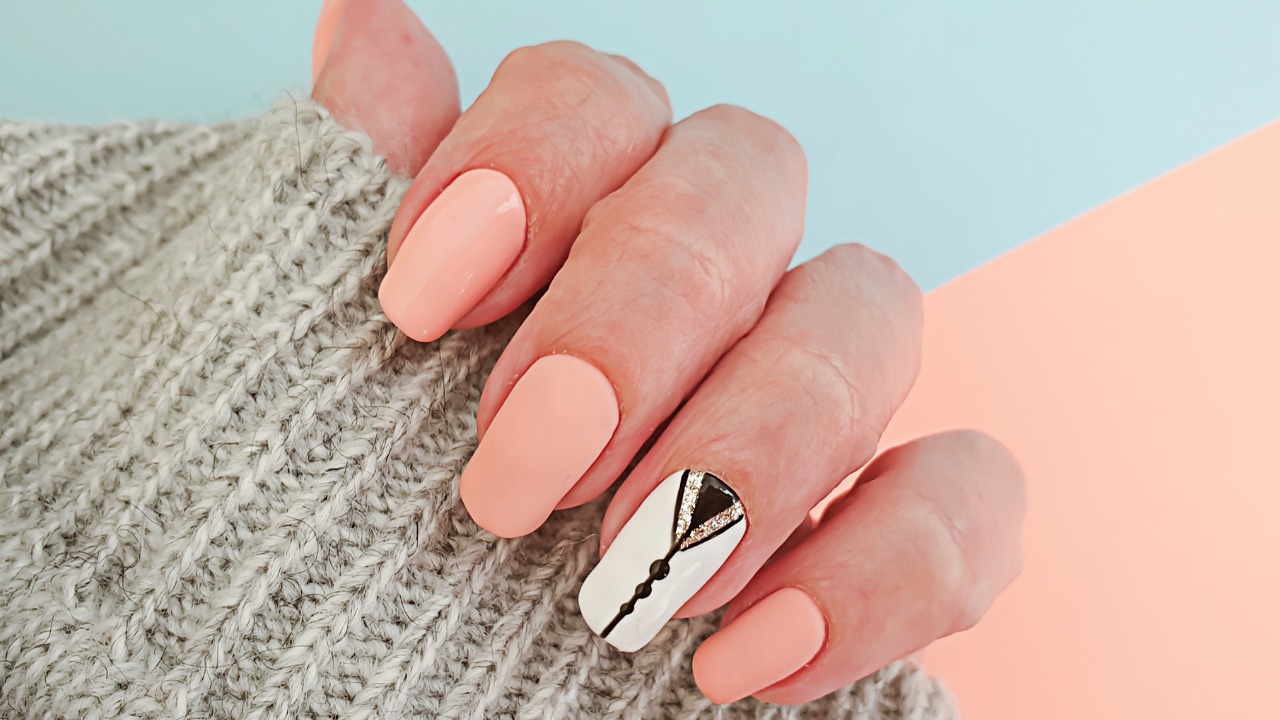 Cores sólidas combinadas com uma nail art mais chamativa segue sendo minimalista.