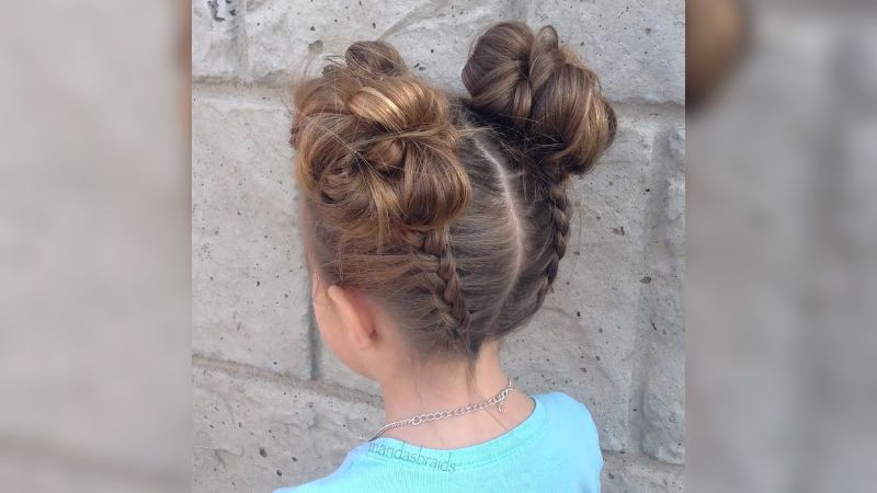 Cabelos lisos infantis contam com diversas opções de penteado.