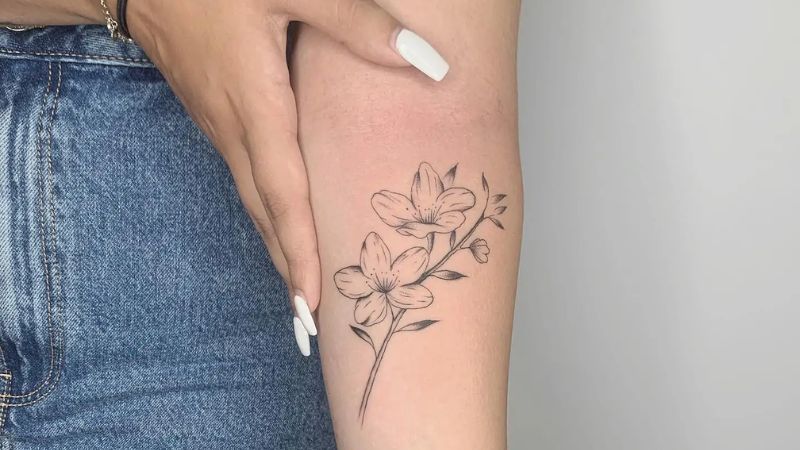Tatuagens de flores, além de lindas, projetam a ideia de alegria e beleza.