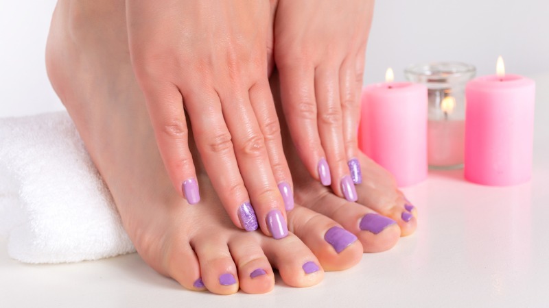 A combinação do lilás na mão e nos pés é perfeita.