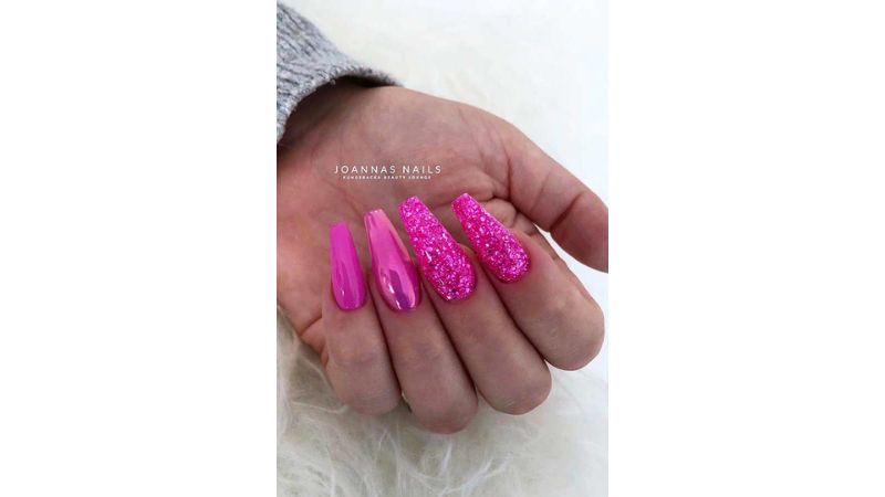 Por que não misturar nail arts? O rosa metálico e rosa com glitter são uma combinação e tanto!