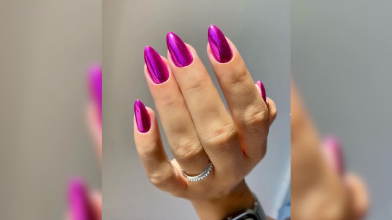 As unhas metalizadas misturam o futurismo com a beleza.