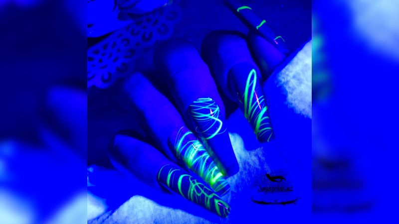 Uma nail art mais abstrata com riscos de luz, é belíssima!