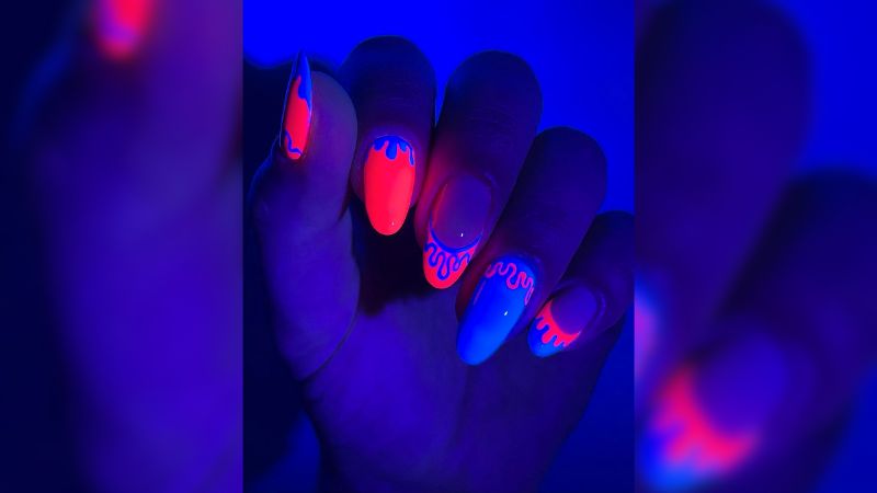 É possível combinar nails arts jovens com o tom luminoso dos esmaltes que brilham no escuro
