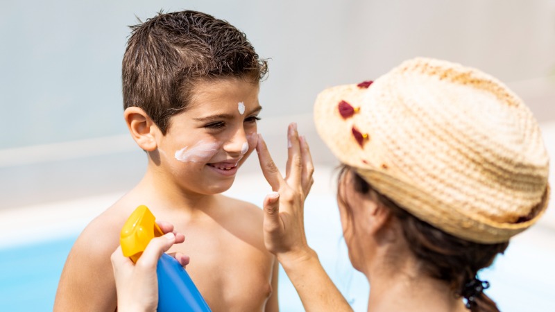 Crianças, por terem a pele mais sensível, necessitam de protetor solar.
