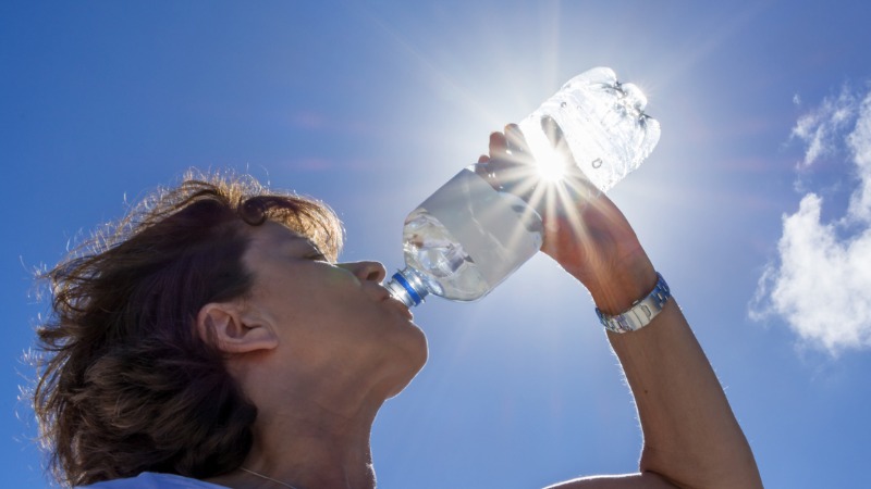 O consumo de água é um hábito de suma importância em dias quentes.
