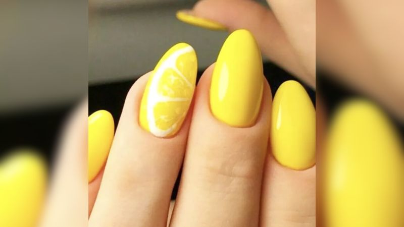 Uma nail art descontraída sempre cai bem. O amarelo é uma ótima cor para brincar com ilustração de frutas!