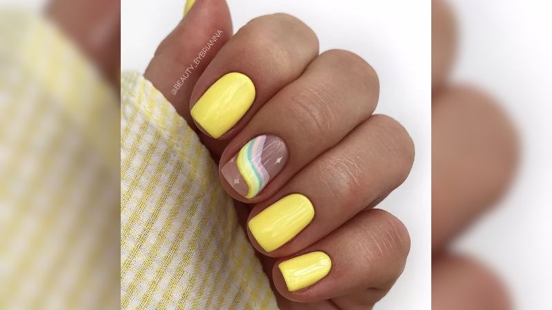 O amarelo pode flertar com iluminações neons e resultar em nail arts belíssimas, como essa.