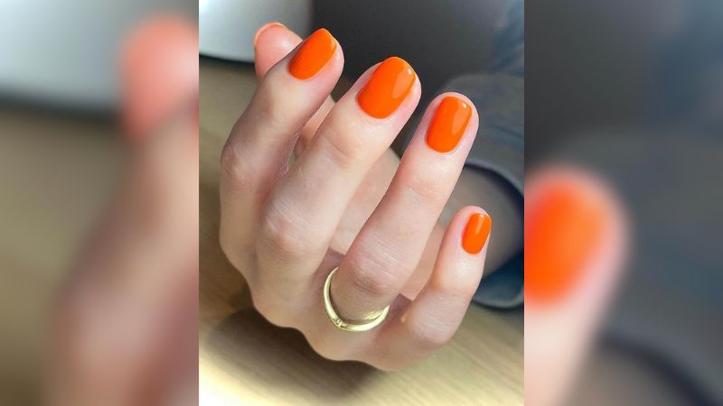 Esmaltes laranjas contam com uma beleza única, ainda que esmaltados de maneira básica sobre as unhas.