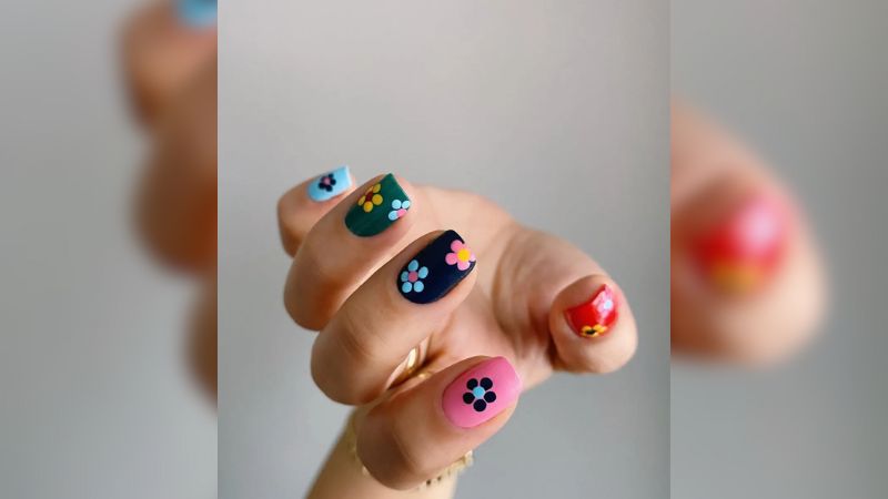 As unhas coloridas ficam belíssimas com pequenas intervenções, como desenhos de flores!
