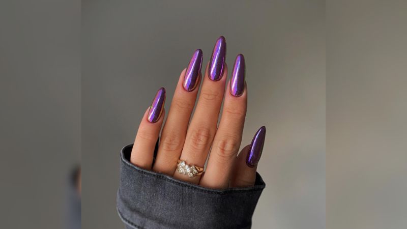 As unhas metalizadas são futurísticas e cheias de estilo!