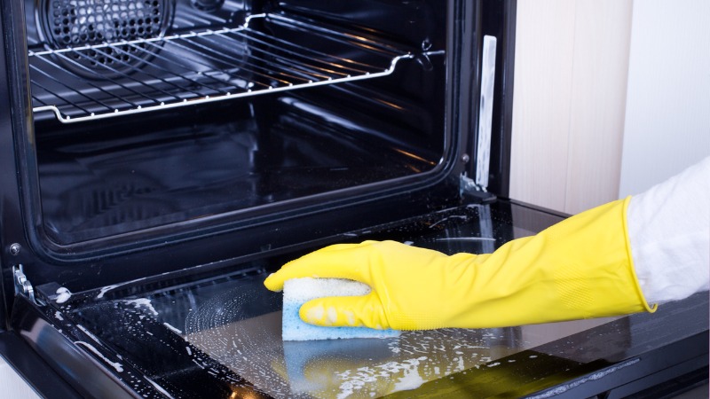 Saiba quais são os produtos de limpeza certos para deixar sua cozinha brilhando.