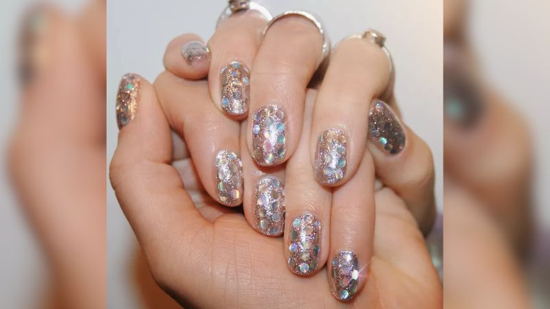 As unhas cintilantes podem brilhar com glitter ou paetês, ambas, belíssimas opções.