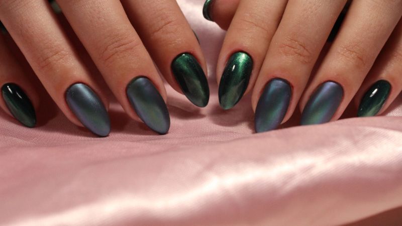 esmalte verde com azul marinho