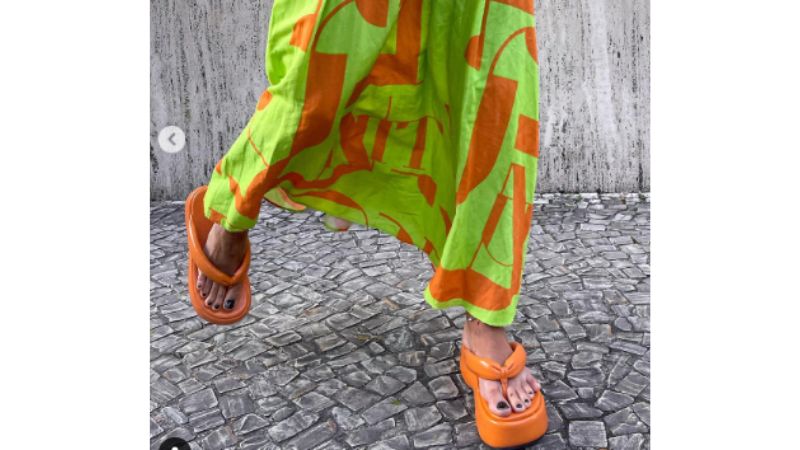 Foto de sandálias femininas com tiras acolchoadas 
