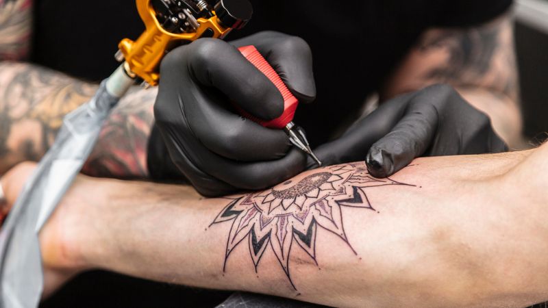 home  fazendo tatuagem