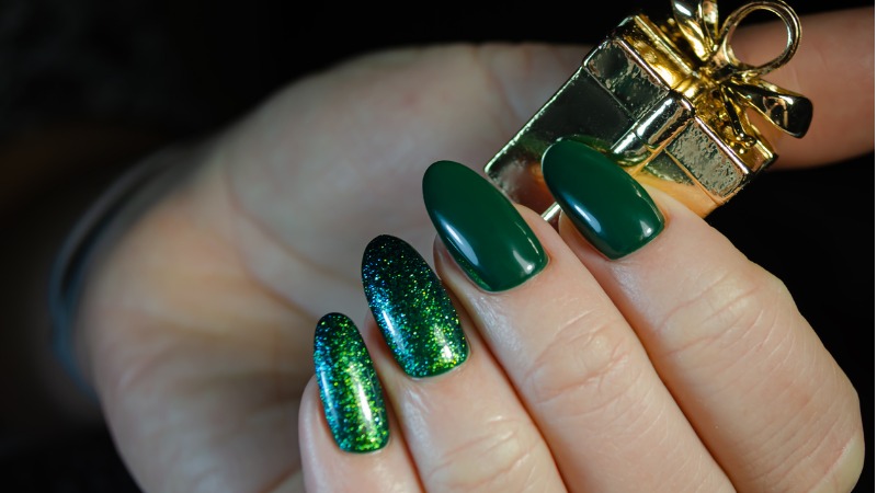 unhas verde esmeralda com detalhes em glitter