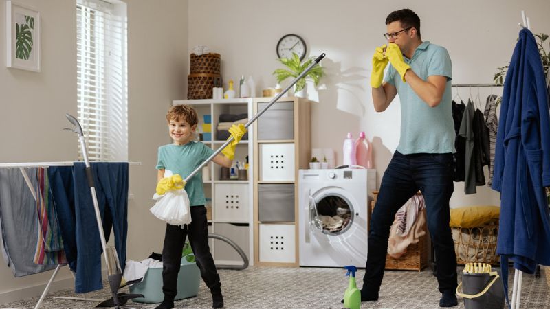 homem e criança limpando a casa