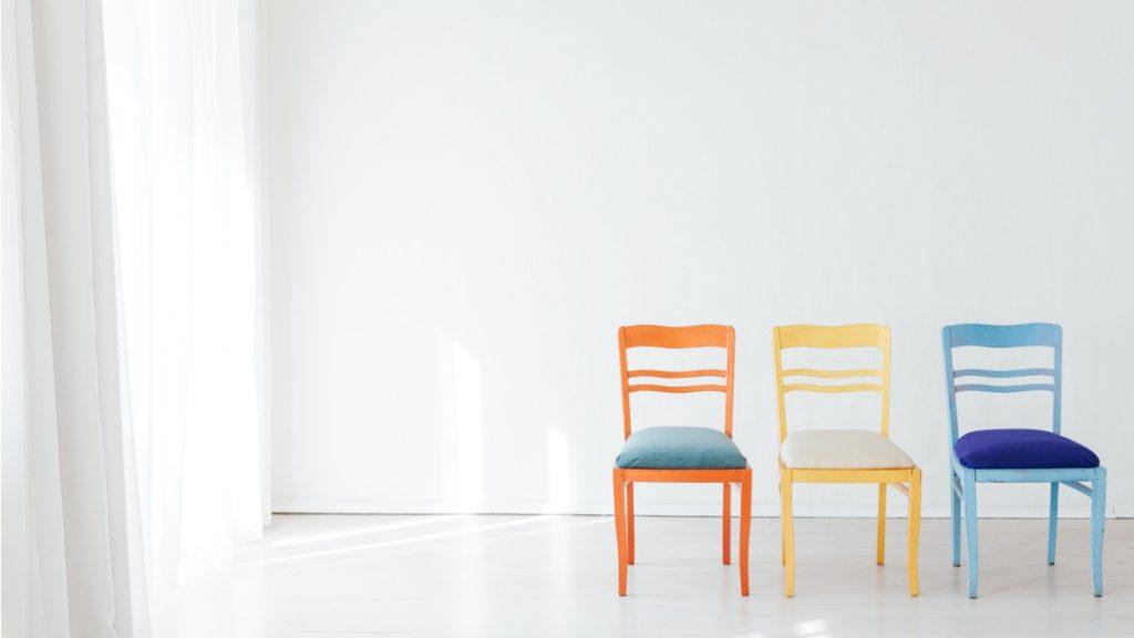 cadeiras coloridas para trazer ar de primavera à casa