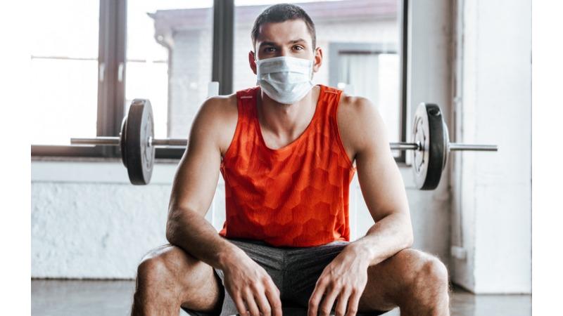 homem na academia com mascara de protecao contra o coronavirus covid 19