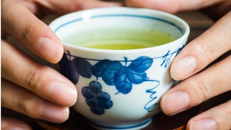 O chá verde é uma ótima saída para emagrecer, mas deve-se tomar alguns cuidados (Foto: bee32/iStock)
