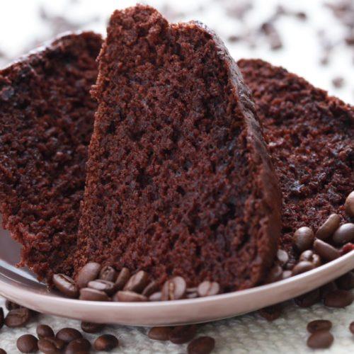 Aprenda a fazer um bolo de café e chocolate irresistível.
